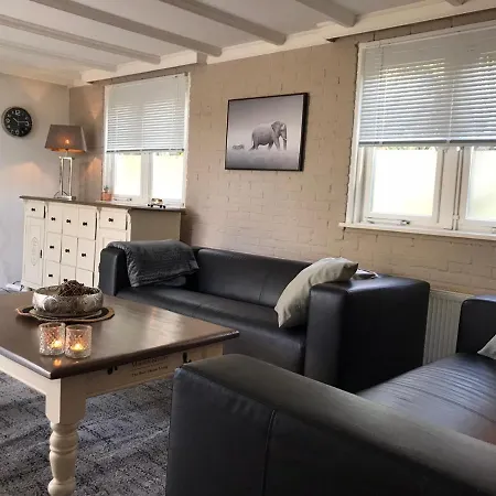 Omheind Chalet Met Prive Hottub. Op De Veluwe * Вортхёйзен