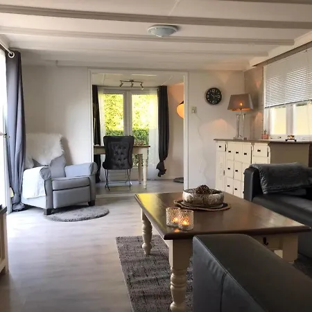 Omheind Chalet Met Prive Hottub. Op De Veluwe Дом отдыха Вортхёйзен