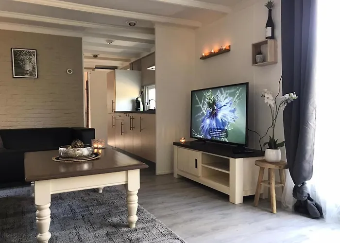 Дом отдыха Omheind Chalet Met Prive Hottub. Op De Veluwe Вортхёйзен