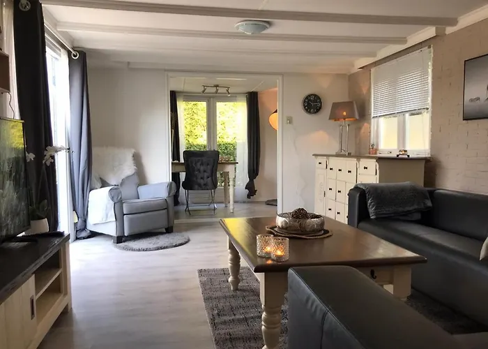 Omheind Chalet Met Prive Hottub. Op De Veluwe Дом отдыха Вортхёйзен