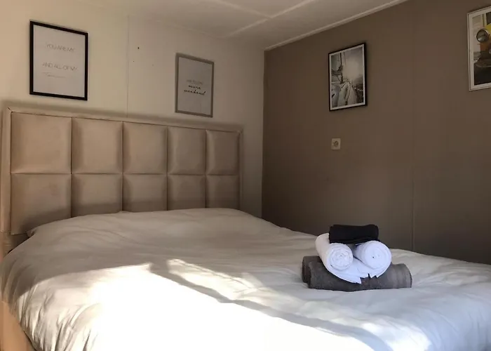 Omheind Chalet Met Prive Hottub. Op De Veluwe Вортхёйзен