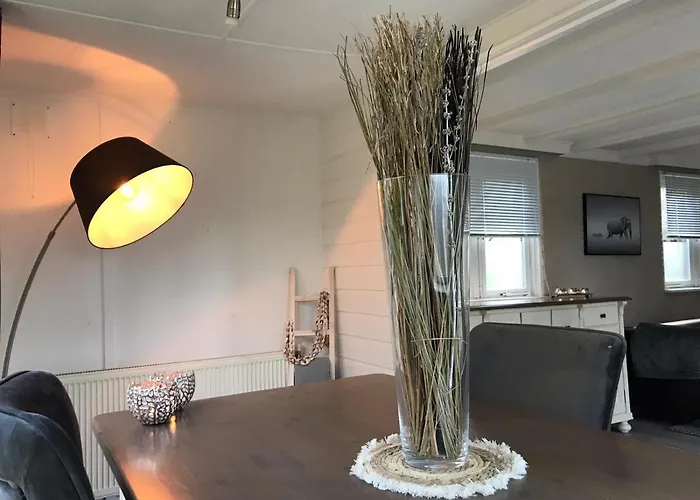 Omheind Chalet Met Prive Hottub. Op De Veluwe Дом отдыха