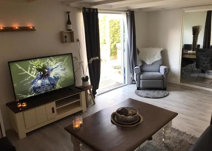 Omheind Chalet Met Prive Hottub. Op De Veluwe * Вортхёйзен